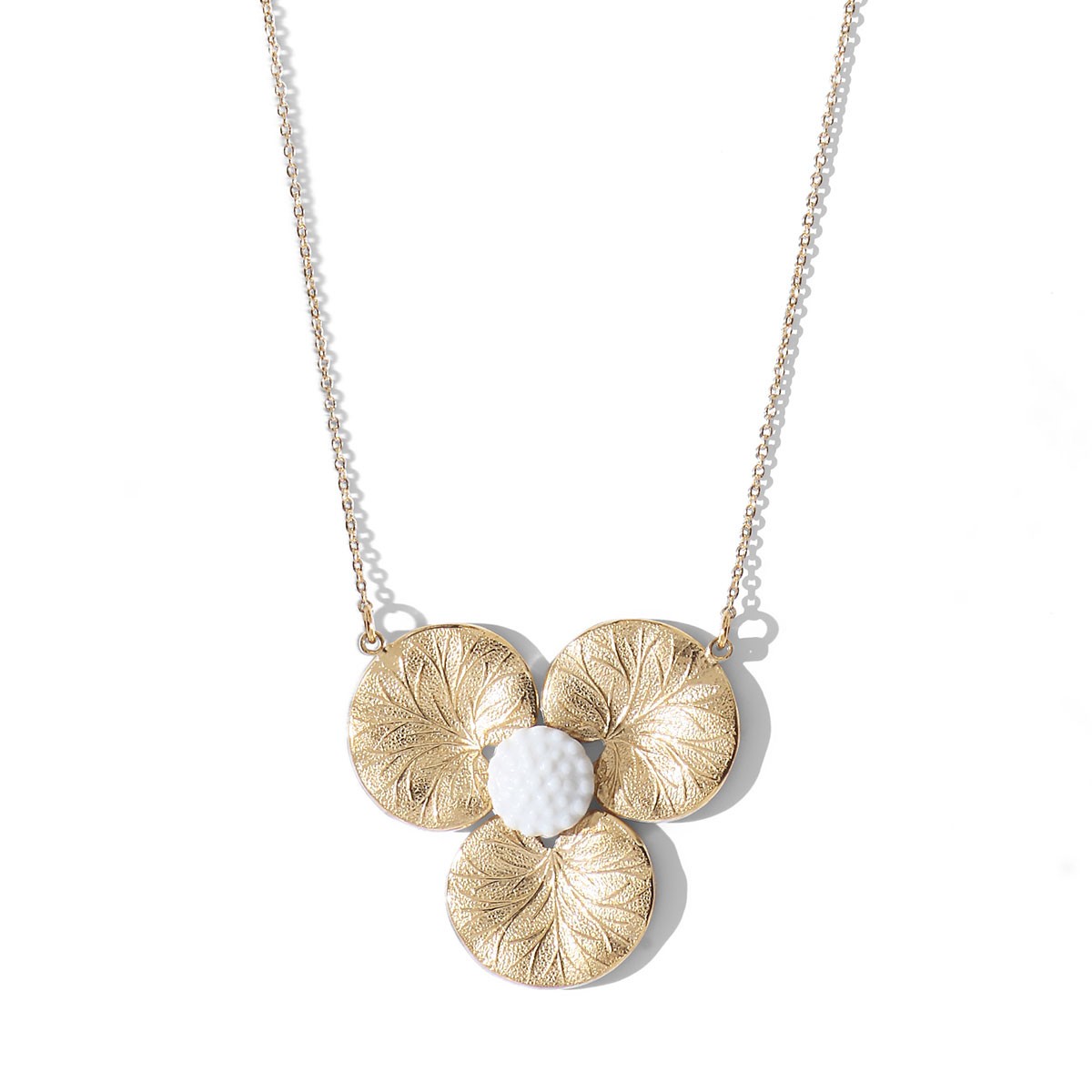 Collier Nymphéas #3 en porcelaine et métal doré - Yolaine Giret