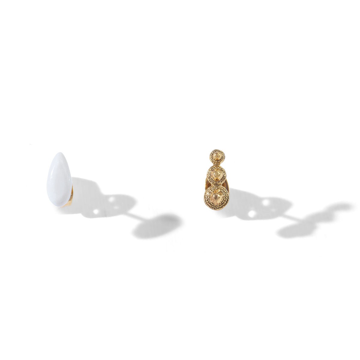 Boucles d'oreilles Byzance asymétriques en porcelaine et métal doré
