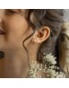 Boucles d'oreilles Ashley PM, en porcelaine et métal doré à l'or fin
Photo : Rue des Grisettes