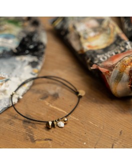 Bijou en porcelaine émaillée, perles de cristal et métal doré à l'or fin
Photo : @Griisette