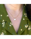 @griisette porte le collier Jardin PM, bijou fabriqué à Paris en porcelaine et métal doré à l'or fin
