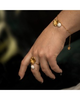 Shooting Nymphéas, bijoux artisanaux fabriqués à Paris en porcelaine et métal doré
@griisette