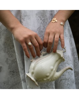 Shooting de la collection Rose, bijoux en porcelaine et métal, fabriqués à la main à Paris
@Rue des Grisettes