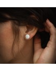 Les boucles d'oreilles Rose, bijou en porcelaine et métal, sont un intemporel des collections Yolaine Giret
@Rue des Grisettes