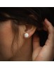 Les boucles d'oreilles Rose, bijou en porcelaine et métal, sont un intemporel des collections Yolaine Giret
@Rue des Grisettes