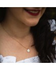 Le sourire de @griisette et collier Rose, bijou artisanal, fabriqué à Paris, en porcelaine et métal doré