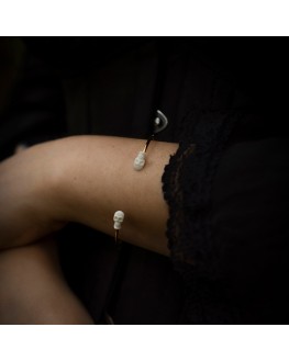 Bracelet double Têtes de mort, bijou en porcelaine et métal doré, évoquant les Vanités
@griisette