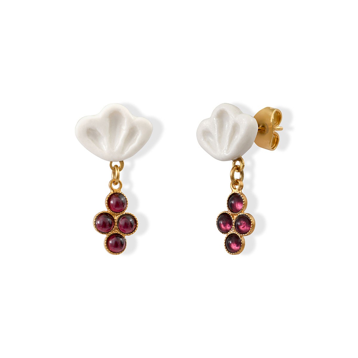 Les boucles d'oreilles Coquillage #4 en porcelaine et perles de verre