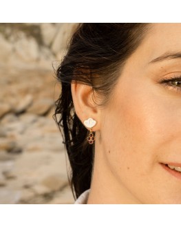 Les boucles d'oreilles Coquillage #4 en porcelaine et perles de verre