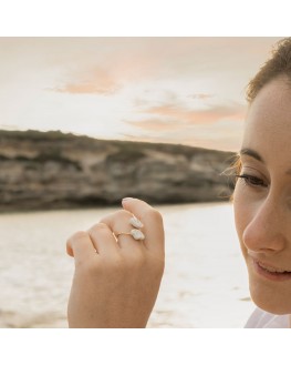 Bague double Coquillage en porcelaine par la créatrice de bijoux parisienne Yolaine Giret
