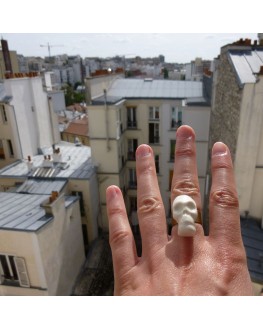 Bague Tête de mort GM - Bijou en porcelaine de Yolaine Giret - Paris